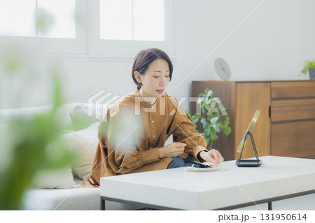 リビングで鏡を見る女性 リビングで鏡を見る女性 131950614