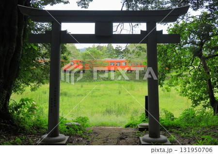 小湊鐵道「飯給駅と神社の鳥居」 小湊鐵道「飯給駅と神社の鳥居」 131950706