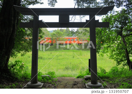 小湊鐵道「飯給駅と神社の鳥居」 小湊鐵道「飯給駅と神社の鳥居」 131950707