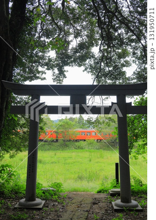 小湊鐵道「飯給駅と神社の鳥居」 131950711