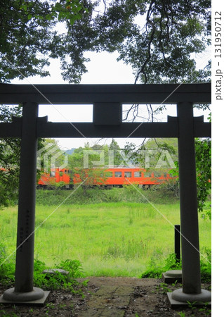 小湊鐵道「飯給駅と神社の鳥居」 小湊鐵道「飯給駅と神社の鳥居」 131950712