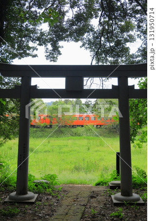 小湊鐵道「飯給駅と神社の鳥居」 小湊鐵道「飯給駅と神社の鳥居」 131950714
