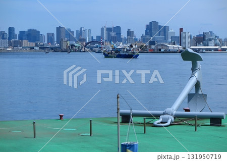 大阪港の桜島と天保山を結ぶキャプテンライン：ユニバーサルシティポートから遠望した大阪キタの高層ビル群 131950719