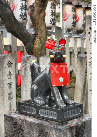 満足稲荷神社の節分祭 鬼の面をつけた狛狐(京都市左京区) 満足稲荷神社の節分祭 鬼の面をつけた狛狐(京都市左京区) 131950951
