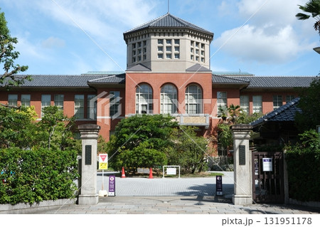 同志社女子大学の正門 131951178