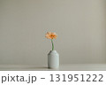花瓶に入ったガーベラの花 131951222