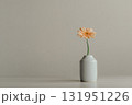 花瓶に入ったガーベラの花 131951226
