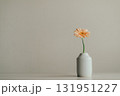 花瓶に入ったガーベラの花 131951227