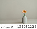 花瓶に入ったガーベラの花 131951228