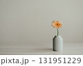 花瓶に入ったガーベラの花 131951229
