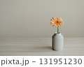 花瓶に入ったガーベラの花 131951230
