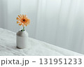 花瓶に入ったガーベラの花 131951233