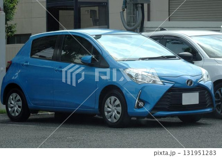 駐車場に並んだ乗用車(トヨタ・ヴィッツ 3代目) 駐車場に並んだ乗用車(トヨタ・ヴィッツ 3代目) 131951283