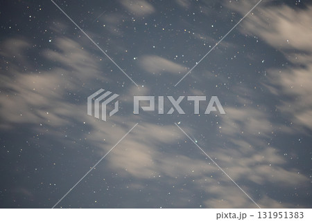 雲の隙間から見えるレモン彗星 131951383