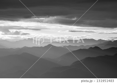秩父の山並に雲間から差し込む光 モノクロ 131951483