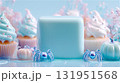 メタリックな蜘蛛とパステルカラーのカップケーキが飾られたハロウィンの商品ディスプレイスペース。 131951568