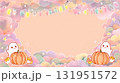 雲のような形とハロウィンの可愛いお化けやカボチャでデザインされたパステルカラーのフレーム。 131951572