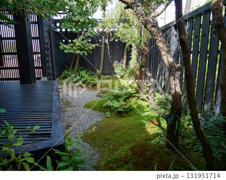 日本のレストランの和風庭園の風景 日本のレストランの和風庭園の風景 131951714