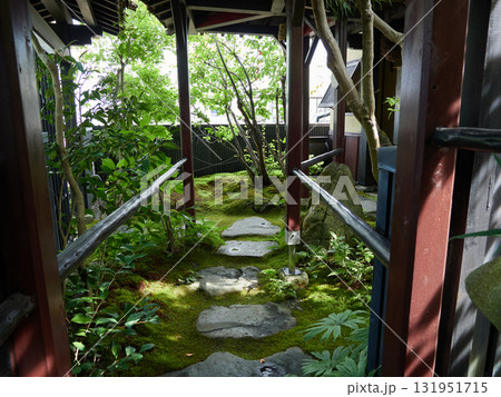 日本のレストランの和風庭園の風景 日本のレストランの和風庭園の風景 131951715