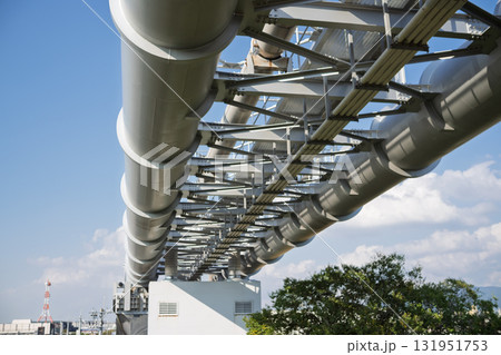 ほぼ下から見上げて見た水管橋・水道橋・横構図 ほぼ下から見上げて見た水管橋・水道橋・横構図 131951753