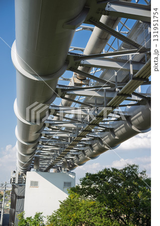 ほぼ下から見上げて見た水管橋・水道橋・縦構図 131951754
