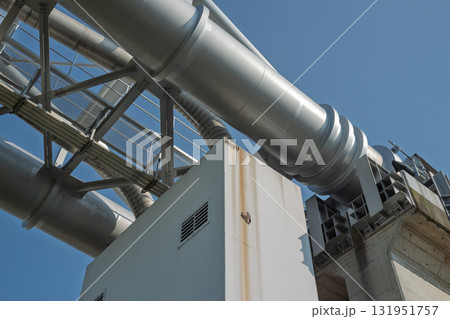 下から見上げる見た水管橋・水道橋の地上との接続部のクローズアップ 下から見上げる見た水管橋・水道橋の地上との接続部のクローズアップ 131951757