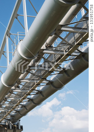 川原から、ほぼ真上に見上げて見た水管橋・水道橋 川原から、ほぼ真上に見上げて見た水管橋・水道橋 131951758