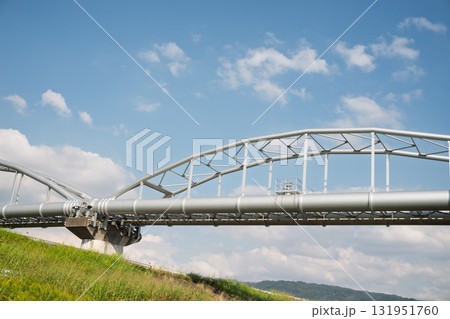 川原から見た堤防を跨ぐ水管橋・水道橋 131951760