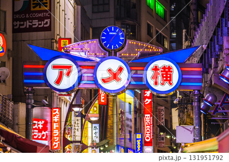 日本の東京都市景観10月。(インバウンド続く…外国人観光客らで賑わう)アメ横などを望む 日本の東京都市景観10月。(インバウンド続く…外国人観光客らで賑わう)アメ横などを望む 131951792