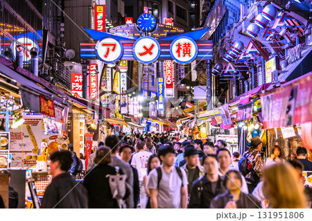 日本の東京都市景観10月。インバウンド続く…外国人観光客らで賑わうアメ横などを望む 131951806