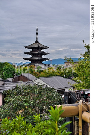 高台寺から望む五重塔(八坂の塔) 高台寺から望む五重塔(八坂の塔) 131952061