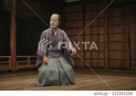 能面の静寂 ― 舞台に立つ能役者の荘厳な姿、稽古 131952198