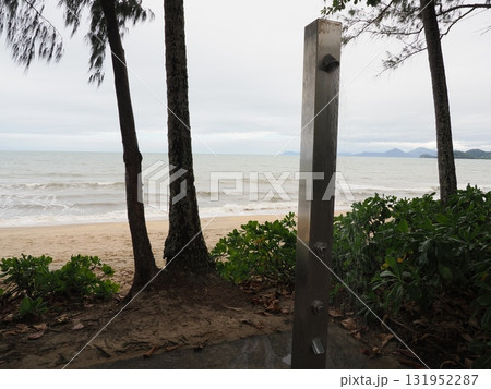 Palm Coveの海辺–シャワーと木々が見守る波の縁 131952287