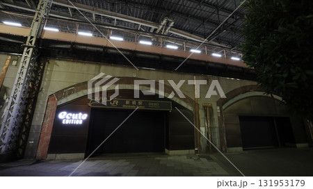 終電後のJR東海道線、京浜東北線、山手線の新橋駅、日比谷口出入口 131953179