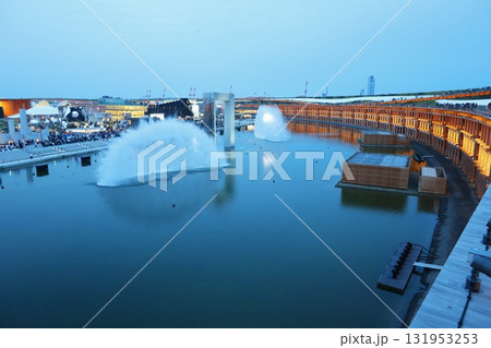 大阪・関西万博の大屋根リングと噴水(EXPO2025) 大阪・関西万博の大屋根リングと噴水(EXPO2025) 131953253