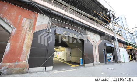 JR東海道線、京浜東北線、山手線の新橋駅、烏森口出入口 JR東海道線、京浜東北線、山手線の新橋駅、烏森口出入口 131954293