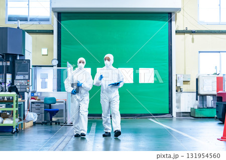 工場を歩く防護服を着た男女作業員 工場を歩く防護服を着た男女作業員 131954560