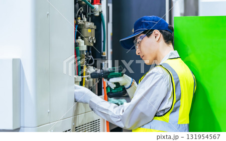 工場で工作機械のメンテナンスをする作業員 工場で工作機械のメンテナンスをする作業員 131954567