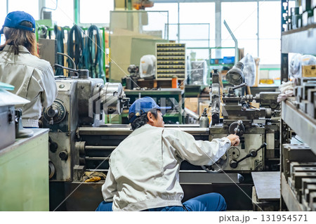 工場で工作機械を操作する作業員グループ 工場で工作機械を操作する作業員グループ 131954571