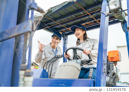 フォークリフトを操作する作業員グループ 131954578