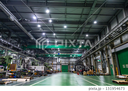 工作機械の並ぶ工場の内観 131954673