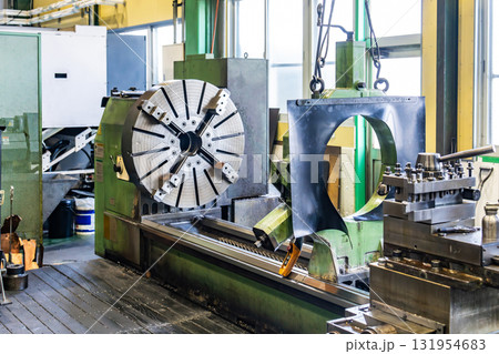 工作機械の並ぶ工場の内観 131954683