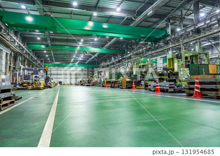 工作機械の並ぶ工場の内観 131954685