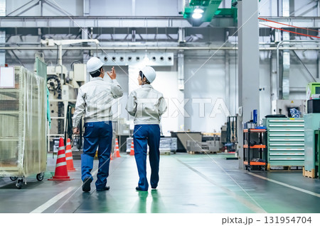 工場で働く作業員グループの後ろ姿 工場で働く作業員グループの後ろ姿 131954704