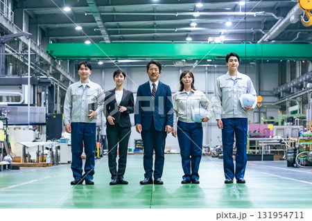 工場の中に立つ作業スタッフのグループ 131954711