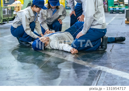 工場で倒れた作業員を救護するグループ 131954717
