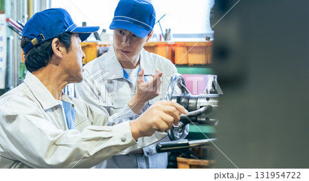 工場で機械を操作する男性作業員のグループ 工場で機械を操作する男性作業員のグループ 131954722