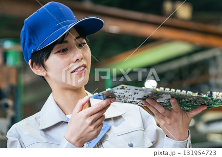 工場で製品を検査する男女作業員 工場で製品を検査する男女作業員 131954723