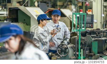 工場で機械を操作する作業員グループ 131954733