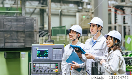 工場で働く作業員のグループ 131954743